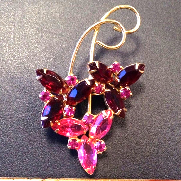 Vintage Jewelry - Vintage Mid Century Red & Pink Rhinestones Brooch Elegant Grapevine Cluster Pin